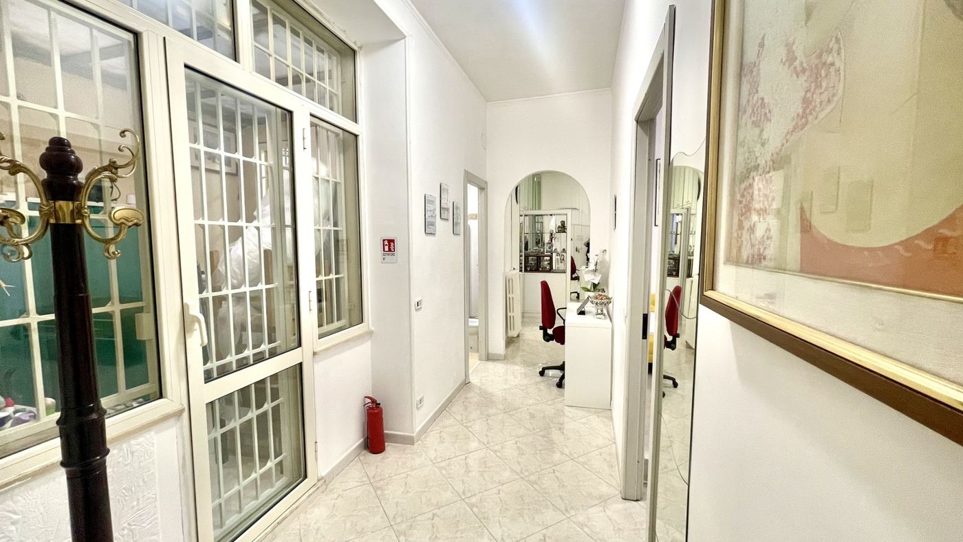 Ingresso e corridoio luminoso di Gianicolo Mary's House a Roma